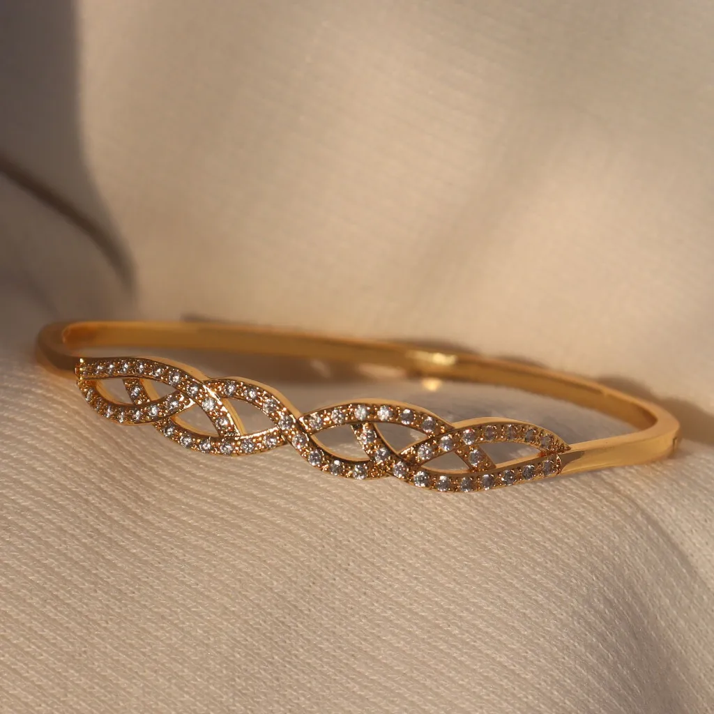 Premium_Golden_curvy_braclet_1.webp