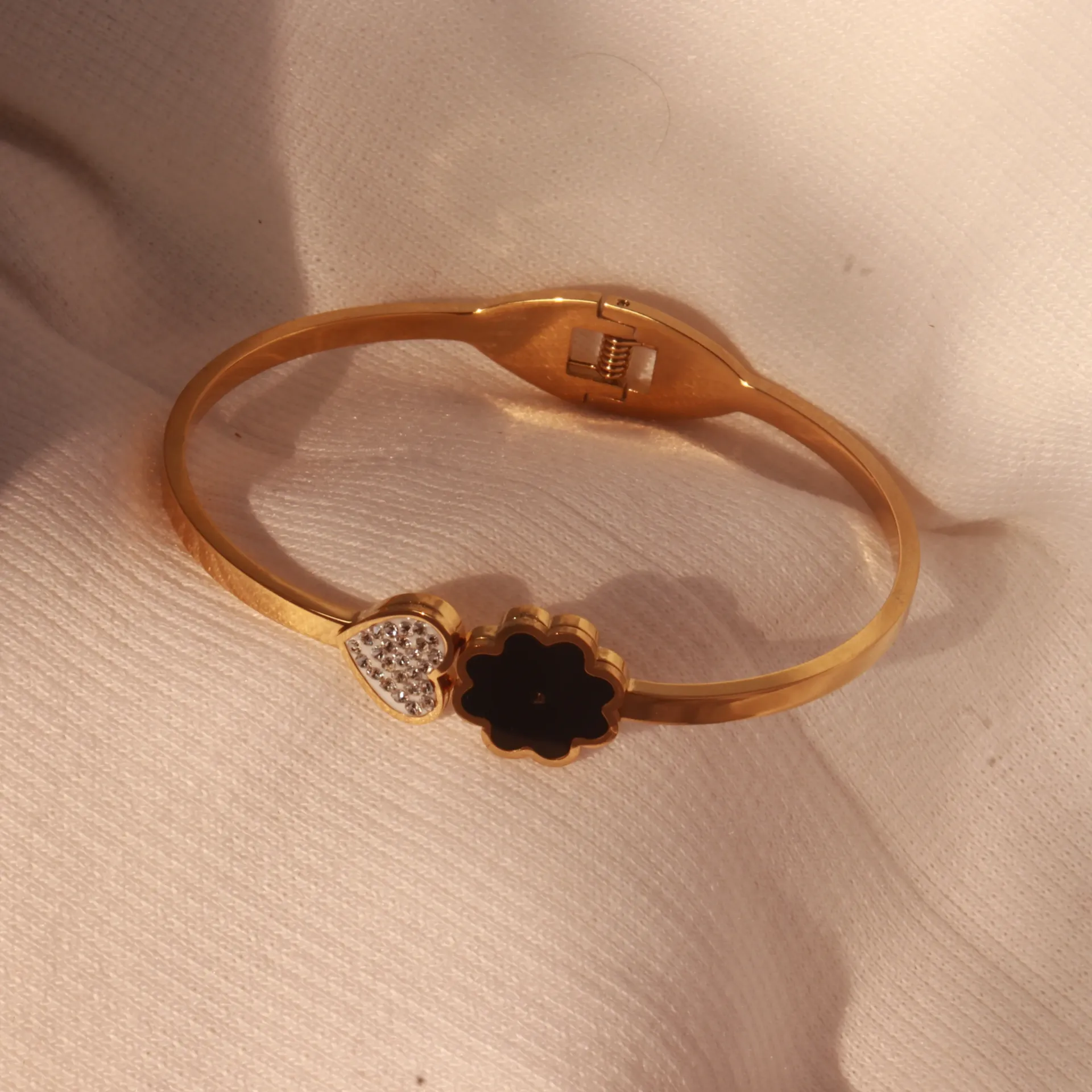 Sparkling heart with dark star Bracelet