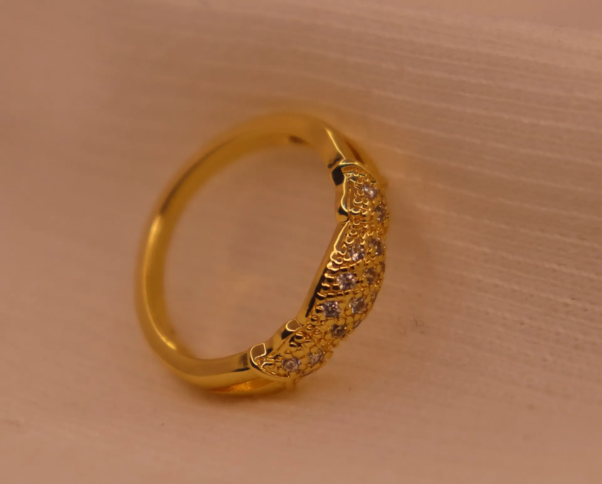 Sparkling golden ring