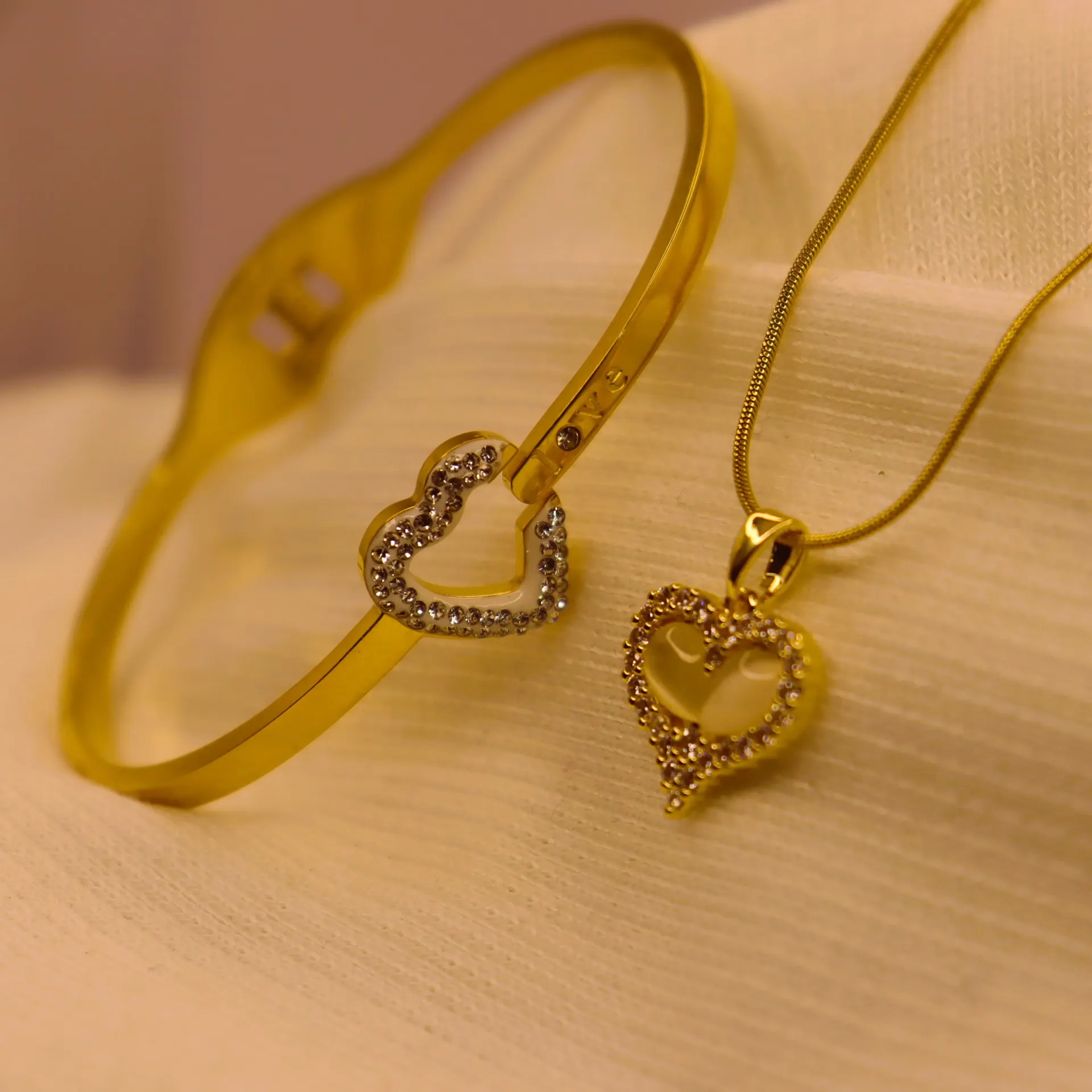 Sparkling stoned golden set